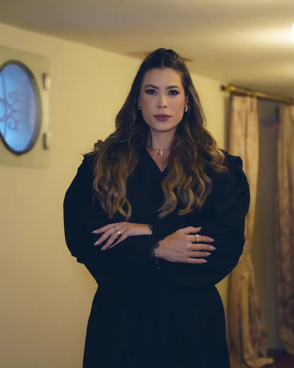 Natália dos Santos de beca, braços cruzados